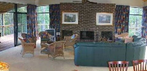 Banjos Bushland Retreat - New Castle Tourism 3