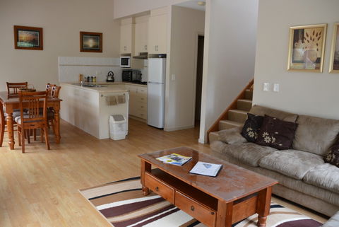 Wattle Point Waterfront Retreat - Newcastle Accommodation 4