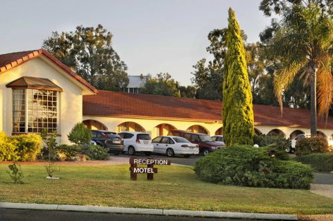 McNevins Warwick Motel & Gunyah Restaurant - Newcastle Accommodation 0