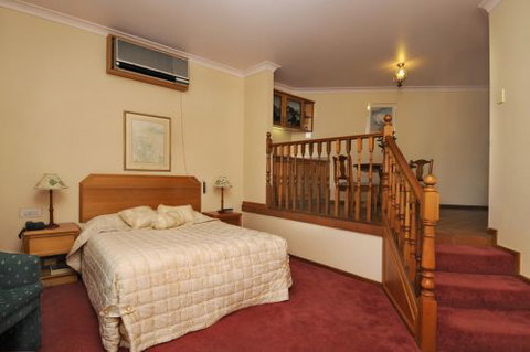 McNevins Warwick Motel & Gunyah Restaurant - Newcastle Accommodation 1
