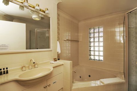 McNevins Warwick Motel & Gunyah Restaurant - Newcastle Accommodation 2