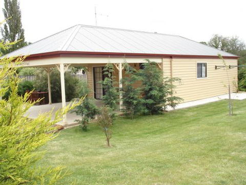 Gumtrees Cottage - Newcastle Accommodation 0