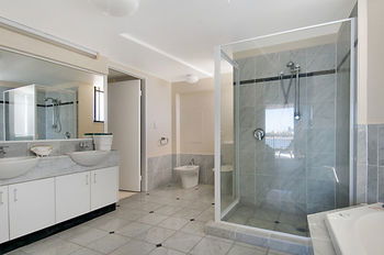 Windward Passage Holiday Apartments - Newcastle Accommodation 15