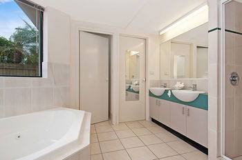 Windward Passage Holiday Apartments - Newcastle Accommodation 32