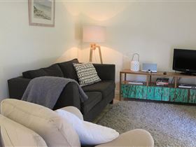 Driftwood House - Newcastle Accommodation 2