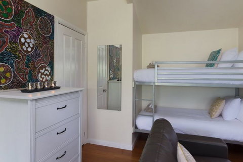 Jacaranda Cottages - Newcastle Accommodation 5