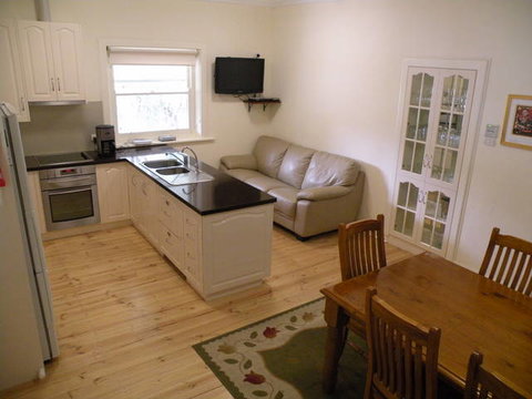 MacDonnell House (Naracoorte Cottages) - Newcastle Accommodation 2