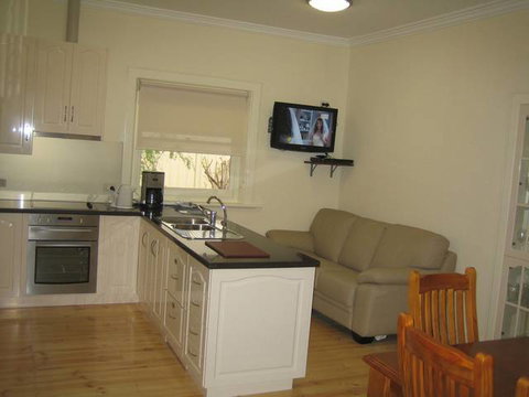 MacDonnell House (Naracoorte Cottages) - Newcastle Accommodation 3
