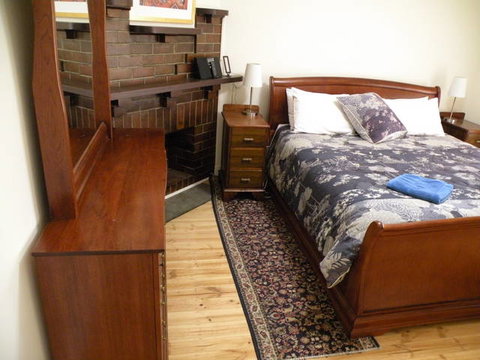 MacDonnell House (Naracoorte Cottages) - Newcastle Accommodation 4