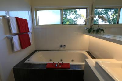 Holmwood Guest House - New Castle Tourism 9