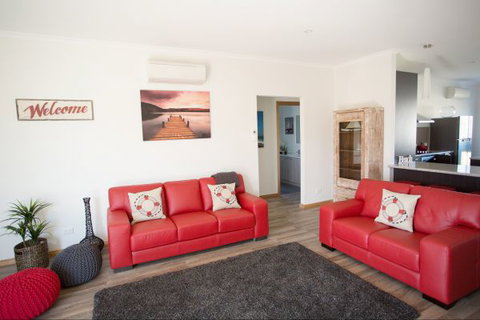 RED FIN Part Of BLUE FIN HOLIDAY HOMES - New Castle Tourism 0