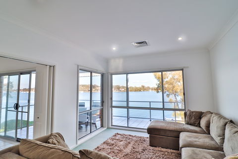 El Lago Jetty - Newcastle Accommodation 1