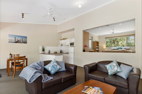 Waterfront Retreat At Wattle Point - New Castle Tourism 5