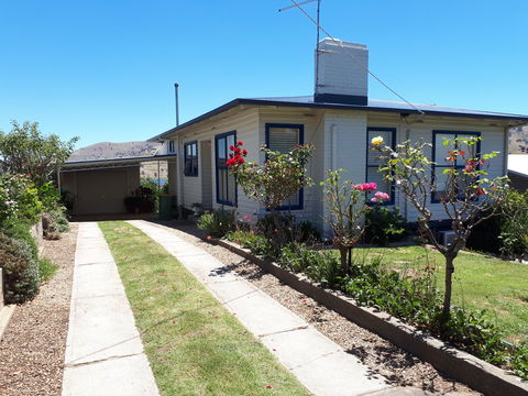 Georgie's Cottage - New Castle Tourism 0