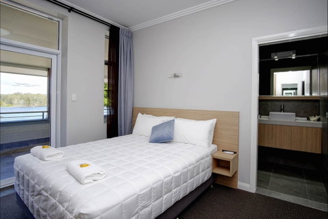 Lakes And Ocean Hotel - New Castle Tourism 1