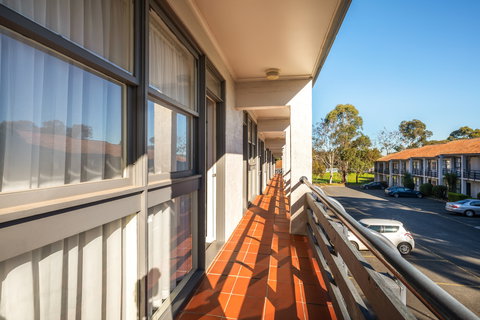 Nightcap At Ferntree Gully Hotel - New Castle Tourism 1