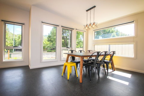 Decked Out At Bright - Newcastle Accommodation 2