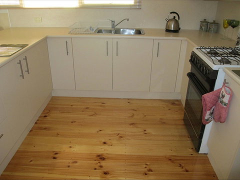 Pennell's Lysander Cottage - New Castle Tourism 1