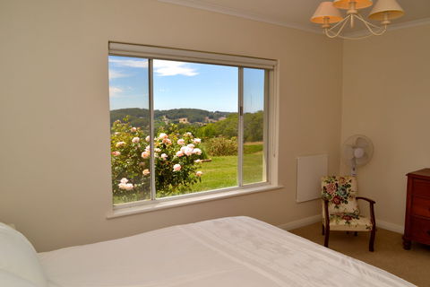 Pat And Ted's In The Piccadilly Valley - Newcastle Accommodation 2