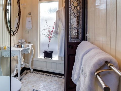 Silverleaf Cottage - Newcastle Accommodation 2