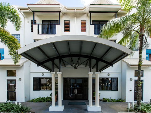 Cairns Queens Court - New Castle Tourism 1