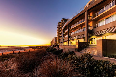 Oaks Glenelg Plaza Pier Suites - Newcastle Accommodation 0