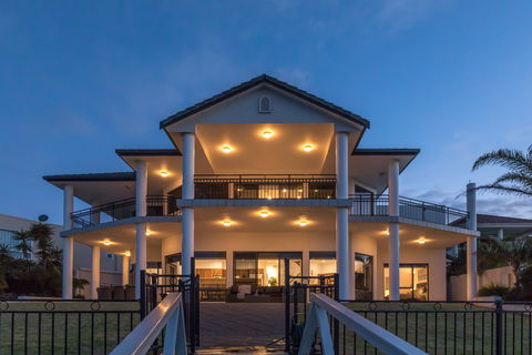 Port Lincoln Marina Luxury Escape - Newcastle Accommodation 0