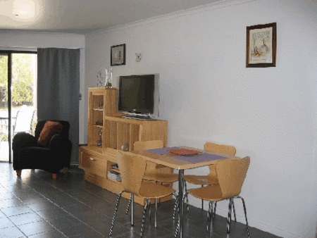 Wrens On Glenelg - New Castle Tourism 3