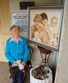 Doris Golder Wool Art Gallery - Newcastle Accommodation 3