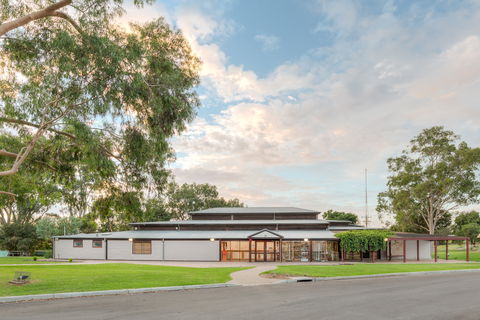 Swan Hill Regional Art Gallery - New Castle Tourism 0