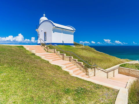 Tacking Point Lighthouse - New Castle Tourism 0