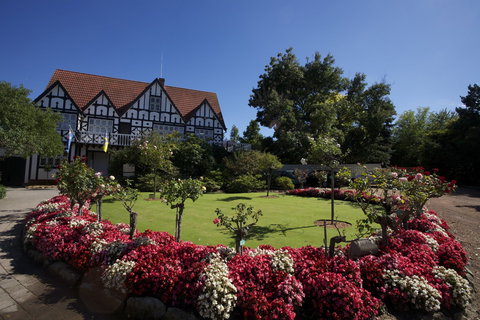 Cockington Green Gardens - New Castle Tourism 0