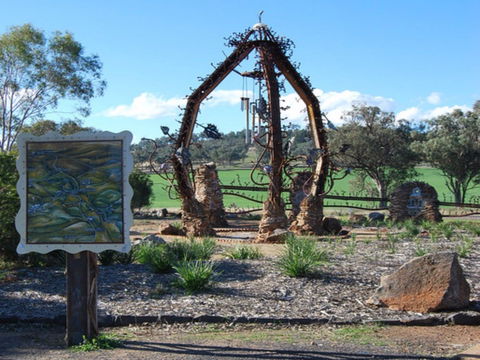 Wellington Gateway Sculpture - New Castle Tourism 0