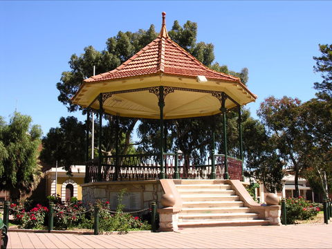 Gladstone Square - New Castle Tourism 0