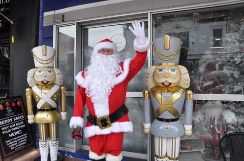 Mrs Claus And Santa - New Castle Tourism 0