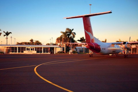 4 Seat SUV Sedan | Sunshine Coast Airport Private Transfer - Newcastle Accommodation 4