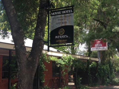 Moyhu Hotel - New Castle Tourism 1