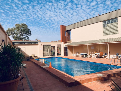 Desert Cave Hotel - Newcastle Accommodation 2