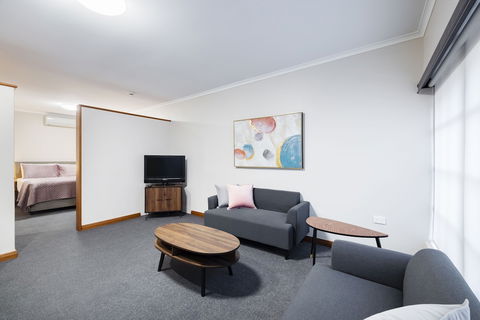 Adelaide Inn - New Castle Tourism 1