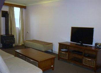 Blue Mountains Manor House - Newcastle Accommodation 0