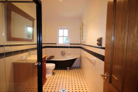 Lily May Cottage - New Castle Tourism 3