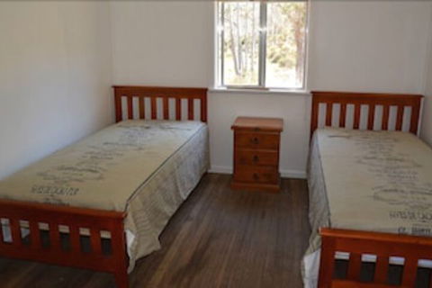 Four Bull Hut - New Castle Tourism 2