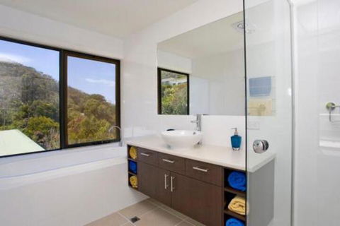 Earth Sea Sky - Newcastle Accommodation 2