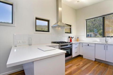 Earth Sea Sky - Newcastle Accommodation 7