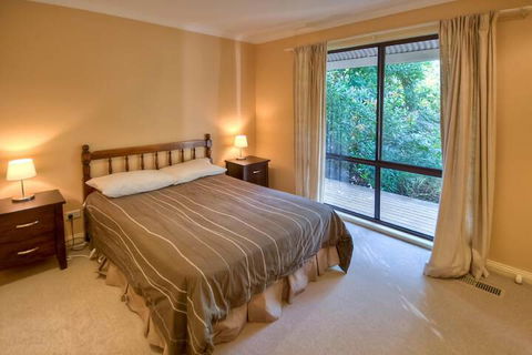 Camelot Cottage - New Castle Tourism 6