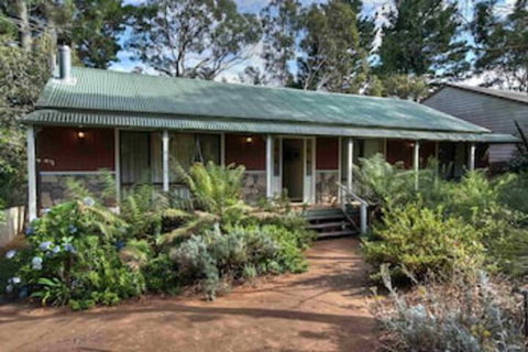Camelot Cottage - New Castle Tourism 0