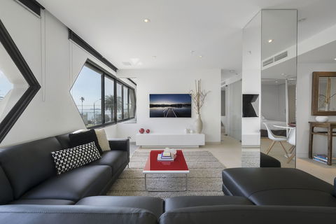 ELAINE, 2BDR St.Kilda Apartment - Newcastle Accommodation 1