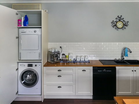 Airport B&B - New Castle Tourism 1