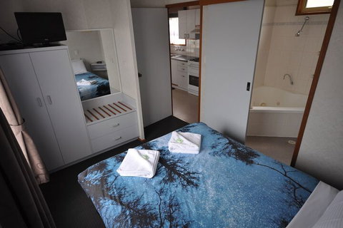 Dylene Caravan Park - 2 Br Family Cabin With Air - New Castle Tourism 6