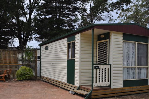 Dylene Caravan Park - 2 Br Family Cabin With Air - New Castle Tourism 1